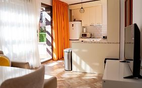 Quiet Garden Retreat, Private Patio Free Parking